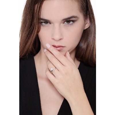 White gold 18k curved ring with pearl and diamonds 