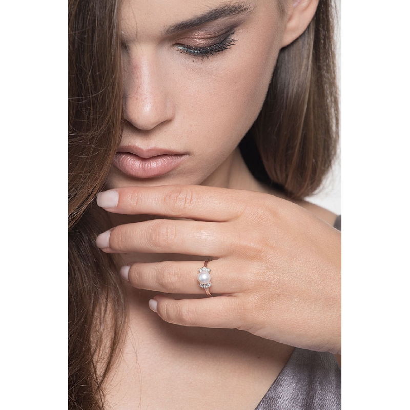 White gold 18k ring with pearl and diamonds on both sides 