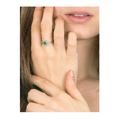 18k white gold with a central emerald and diamonds 