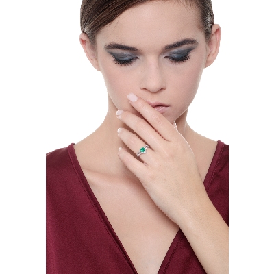 18k white gold ring with emerald heart cut and diamonds 