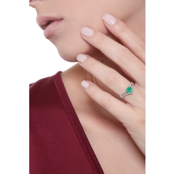 18k white gold ring with emerald heart cut and diamonds  2