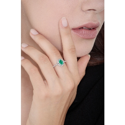 White gold 18k halo ring with emerald oval cut and diamonds 