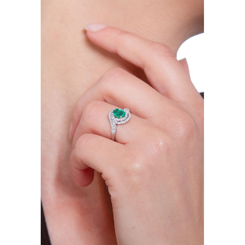 White gold 18k with oval cut emerald and diamonds