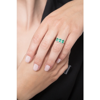 White gold 18k ring with halo diamonds and emeralds oval cut