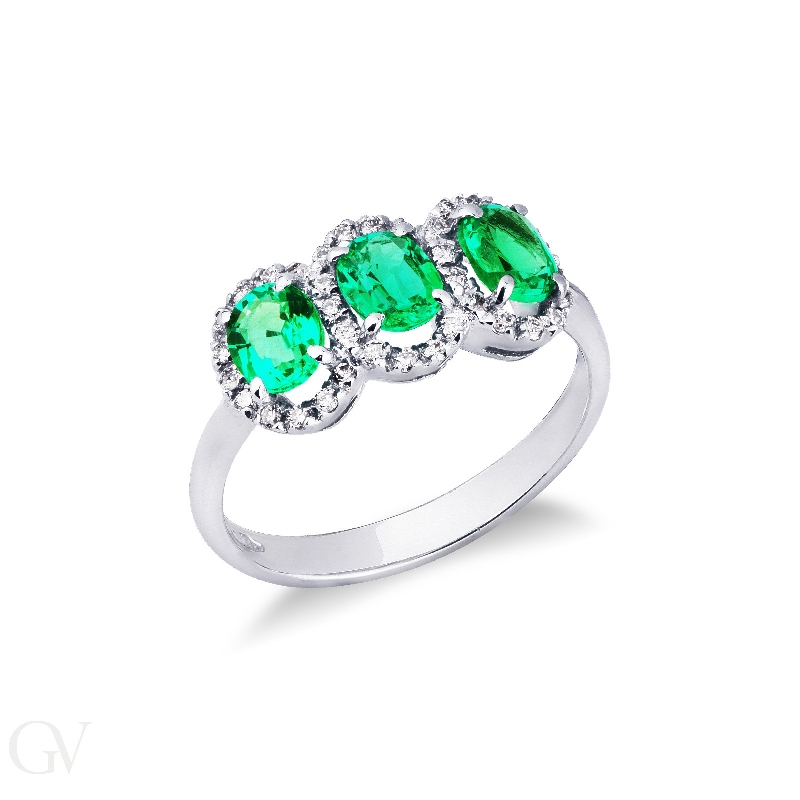 White gold 18k ring with halo diamonds and emeralds oval cut