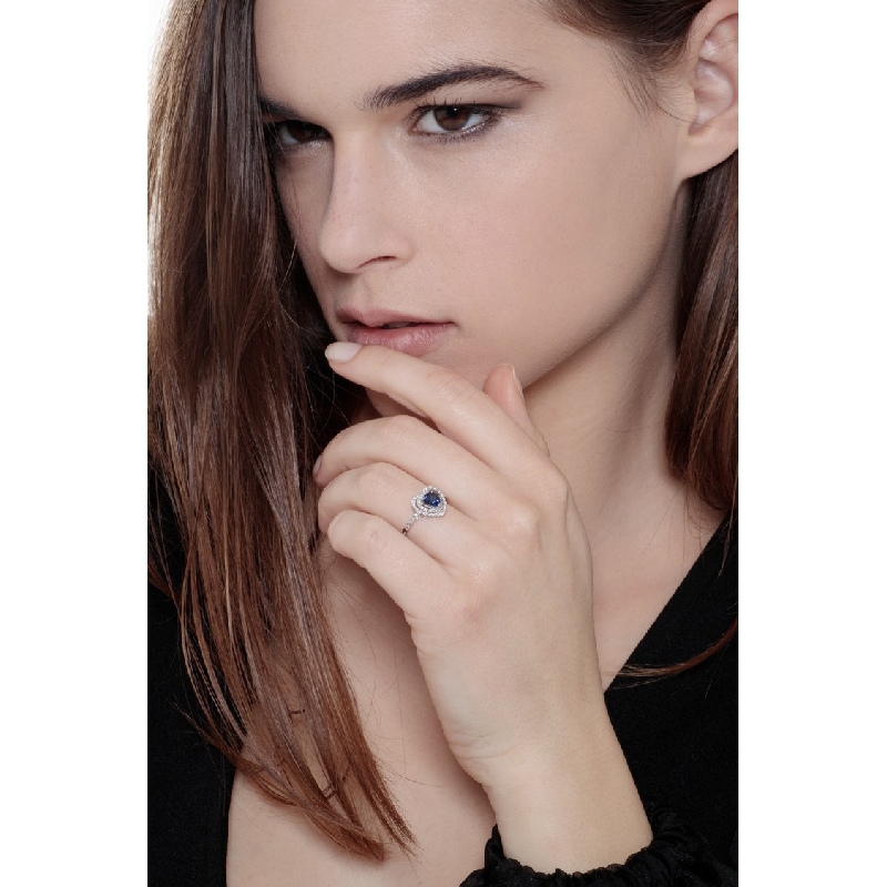 White gold 18k halo ring with diamonds and central blue sapphire