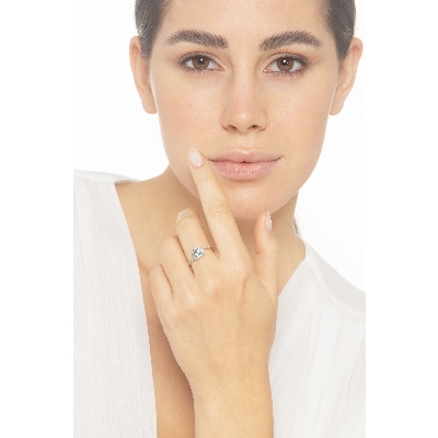 Anello in oro bianco 18k con acquamarina a cuore e diamanti taglio brillante a contorno e nel gambo