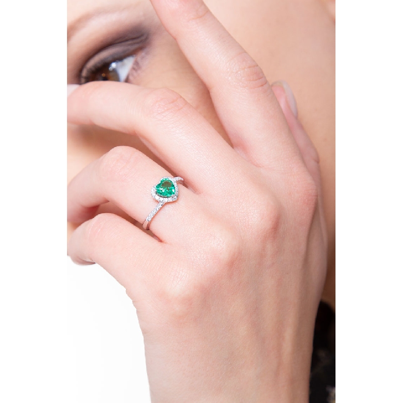 White gold 18k ring with a heart cut emerald and diamonds 