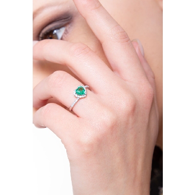 White gold 18k ring with a heart cut emerald and diamonds 