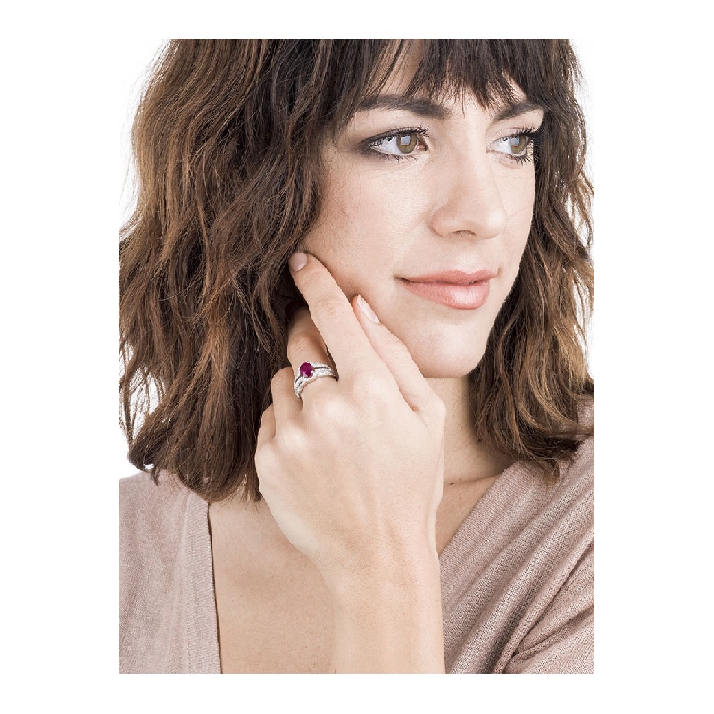 White gold 18k ring with diamonds and ruby