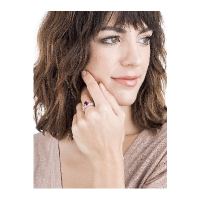 White gold 18k ring with diamonds and ruby