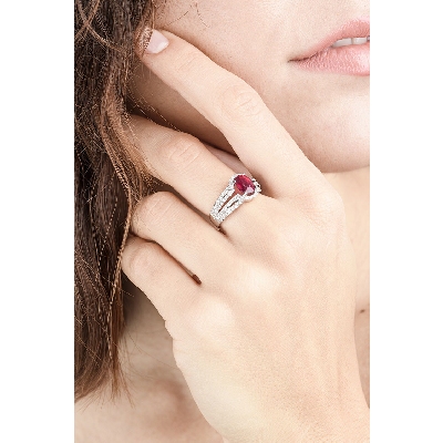 White gold 18k ring with diamonds and ruby