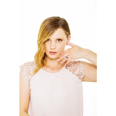 White gold 18k ring with a blue sapphire and four diamonds' rows