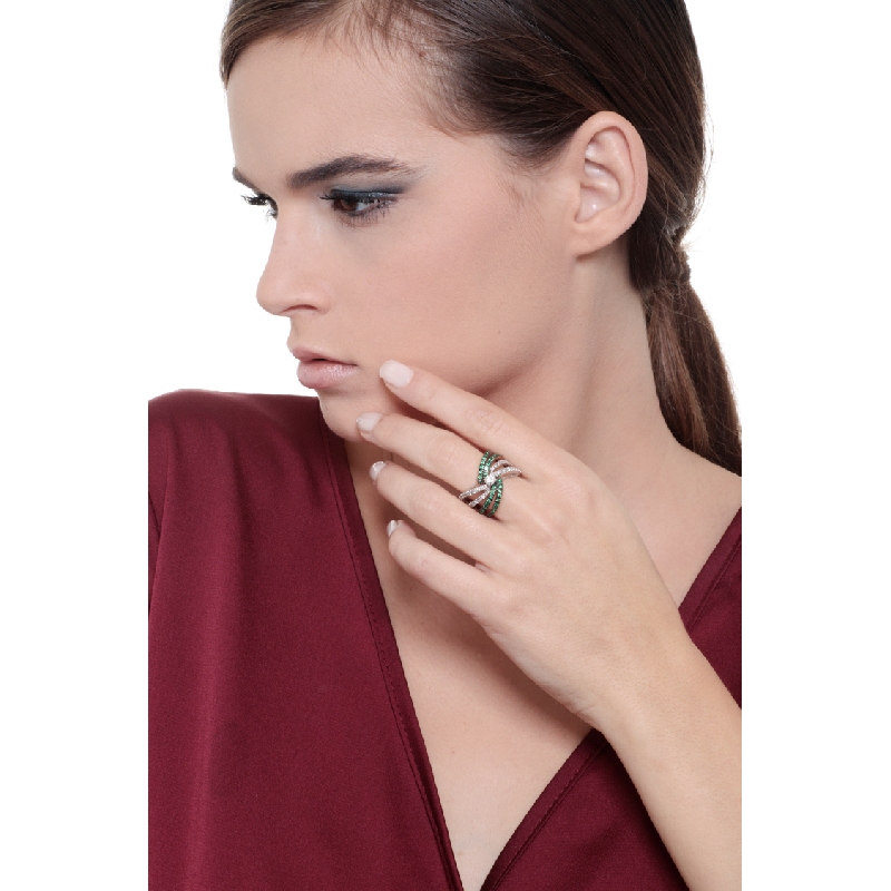 18k white and rosé gold ring with emeralds and diamonds 