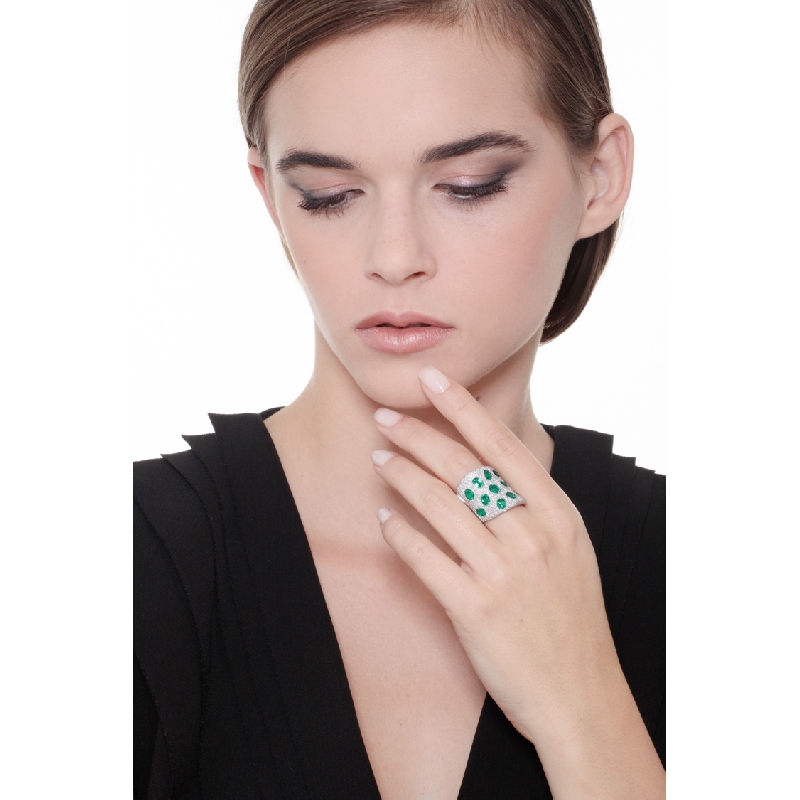 18k white gold ring with emeralds on a pavé of diamonds