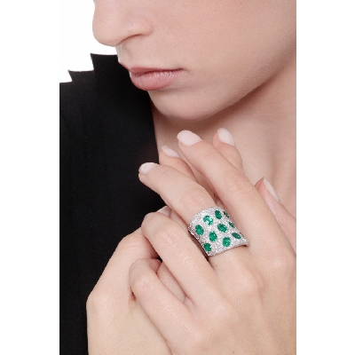 18k white gold ring with emeralds on a pavé of diamonds
