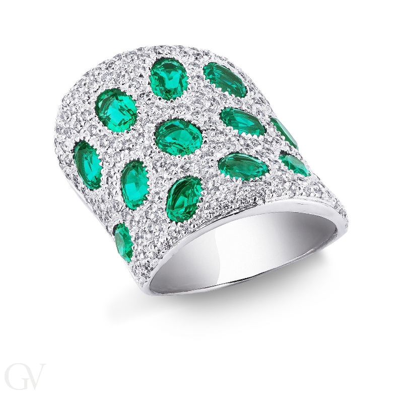 18k white gold ring with emeralds on a pavé of diamonds