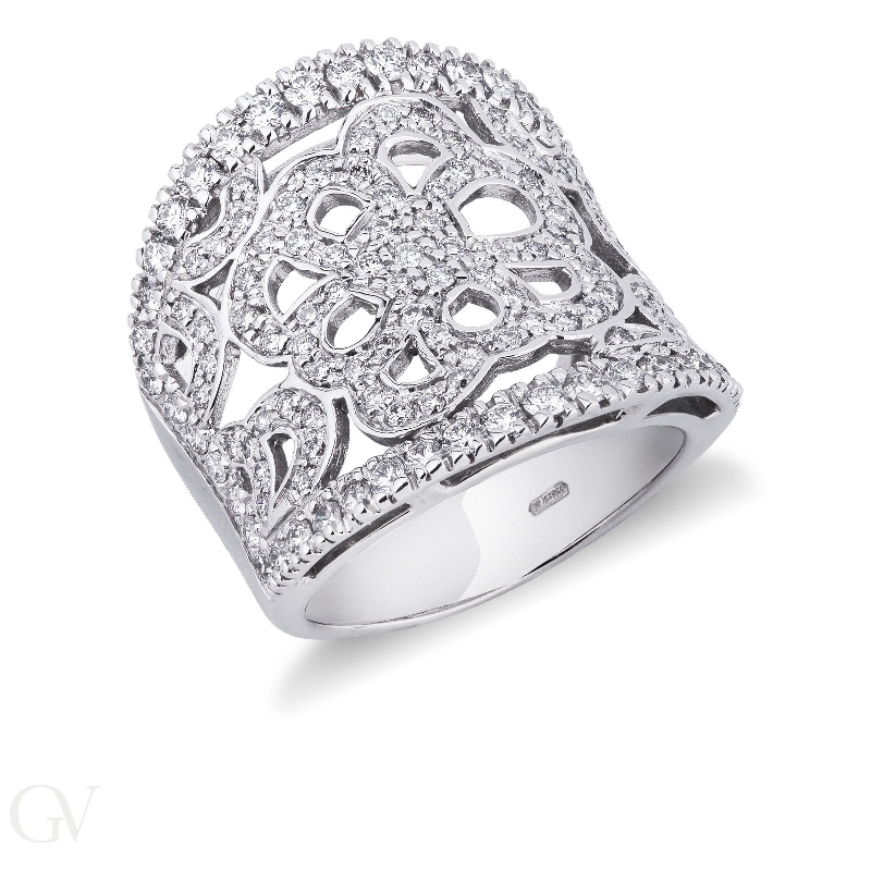 18k white gold band ring with a flower of diamonds 