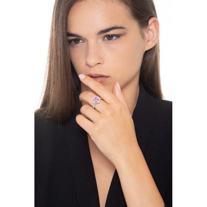 Halo ring white gold 18k with diamonds and a central pink sapphire heart cut