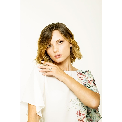 18k white gold trilogy engagement ring with 2 emeralds and a diamond