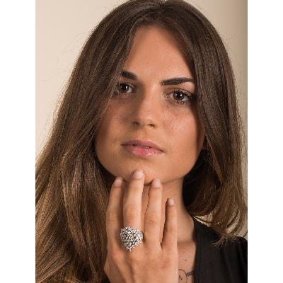 18k white gold band ring with bezels and griffes with diamonds 