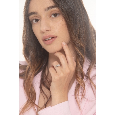 Illusion ring with 3 diamond flowers