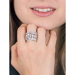 18k white gold ring with diamonds in different cuts  2