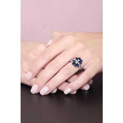 18k white gold flower shaped ring with blue sapphires and diamonds 