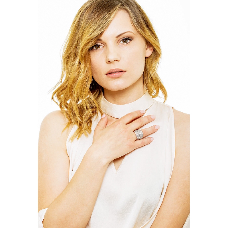 18k white gold band ring with a big diamonds pavé