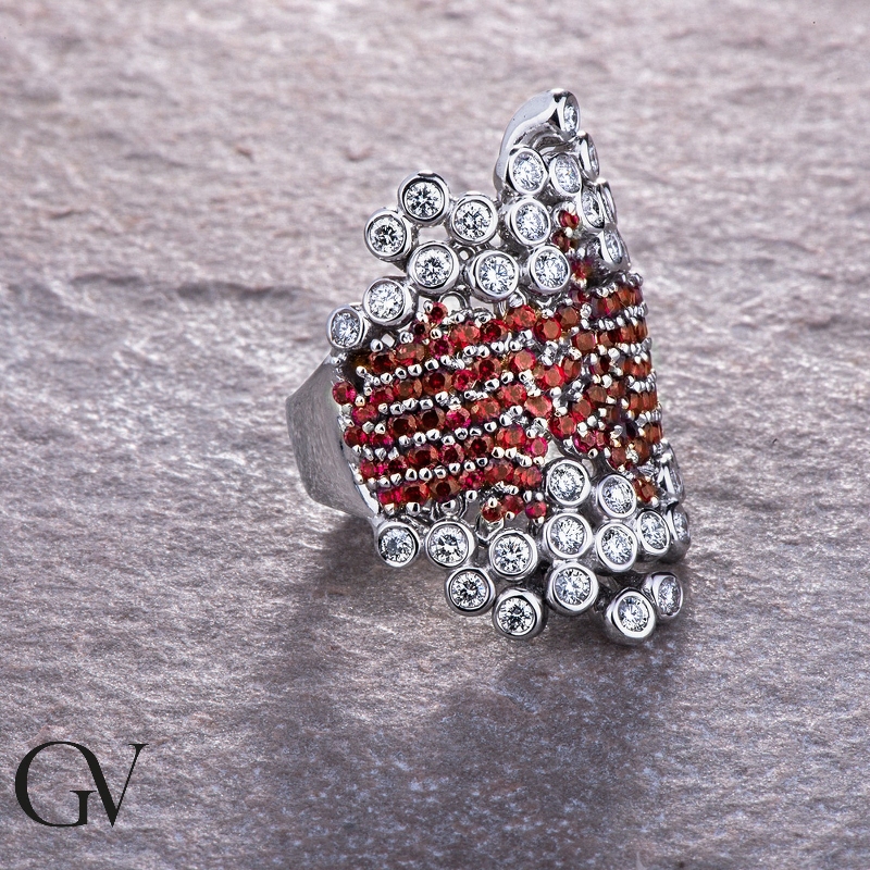 White gold 18k ring with diamonds and rubies in the central band 