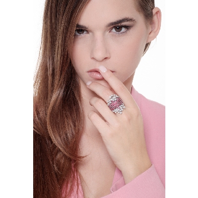 White gold 18k ring with diamonds and rubies in the central band 