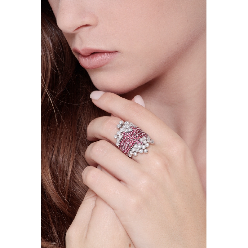 White gold 18k ring with diamonds and rubies in the central band 