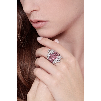 White gold 18k ring with diamonds and rubies in the central band 