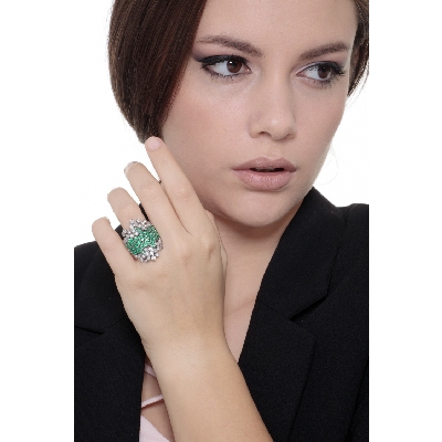 White gold 18k ring with diamonds and emeralds in the central band 