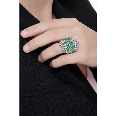 White gold 18k ring with diamonds and emeralds in the central band 