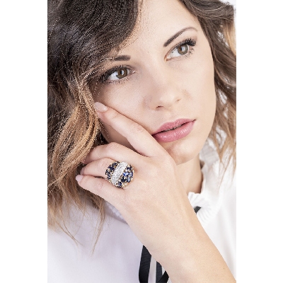 Bicolor ring with blue sapphires pear cut and diamonds 