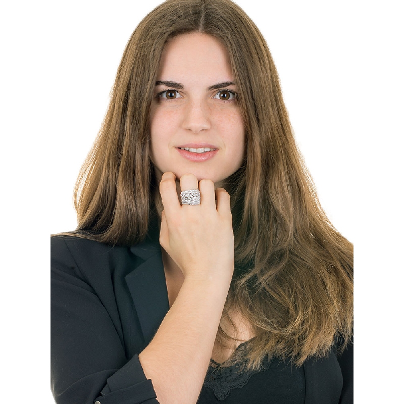 18K white gold ring with diamonds in different shapes 