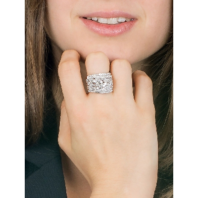 18K white gold ring with diamonds in different shapes 