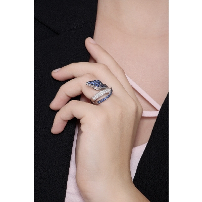 White gold 18k snake ring with diamonds and blue sapphires on head and tail