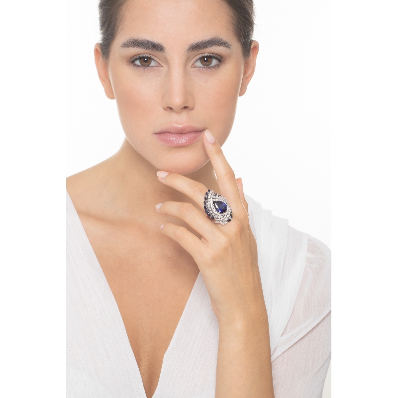 18k white gold halo with blue sapphires pear cut and diamonds