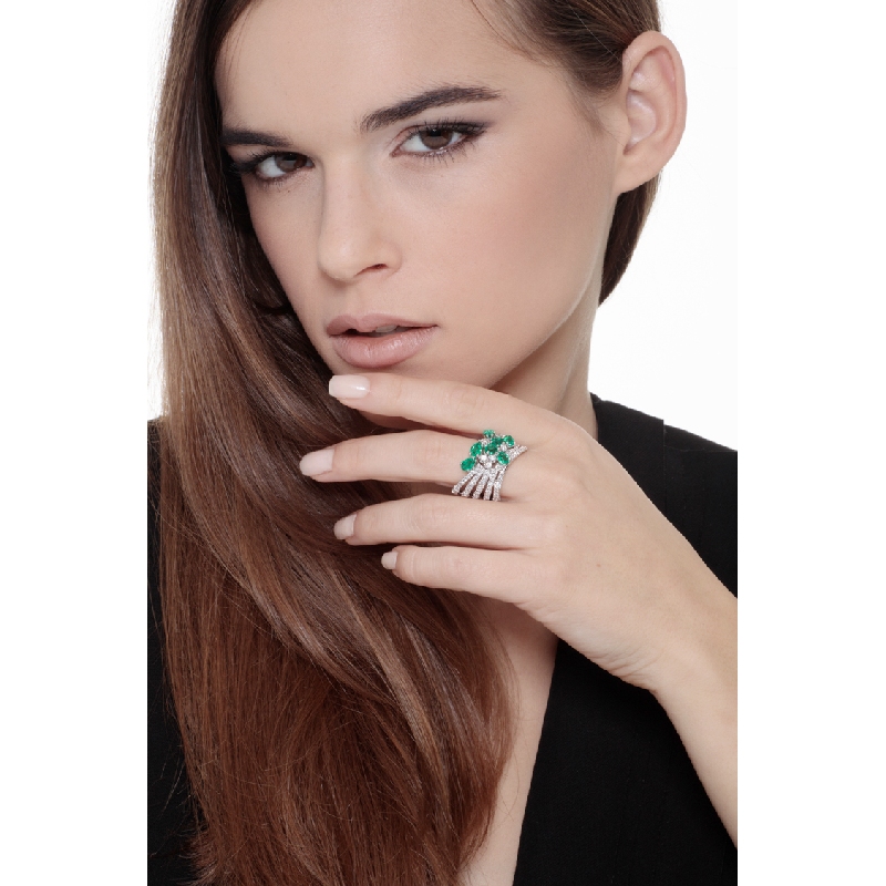18k white gold ring with emeralds and diamonds