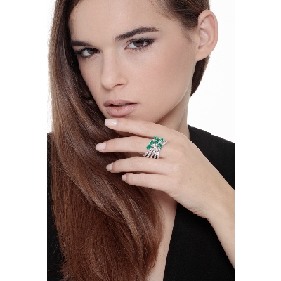 18k white gold ring with emeralds and diamonds