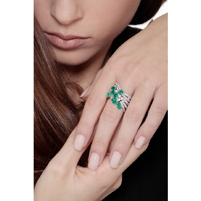 18k white gold ring with emeralds and diamonds