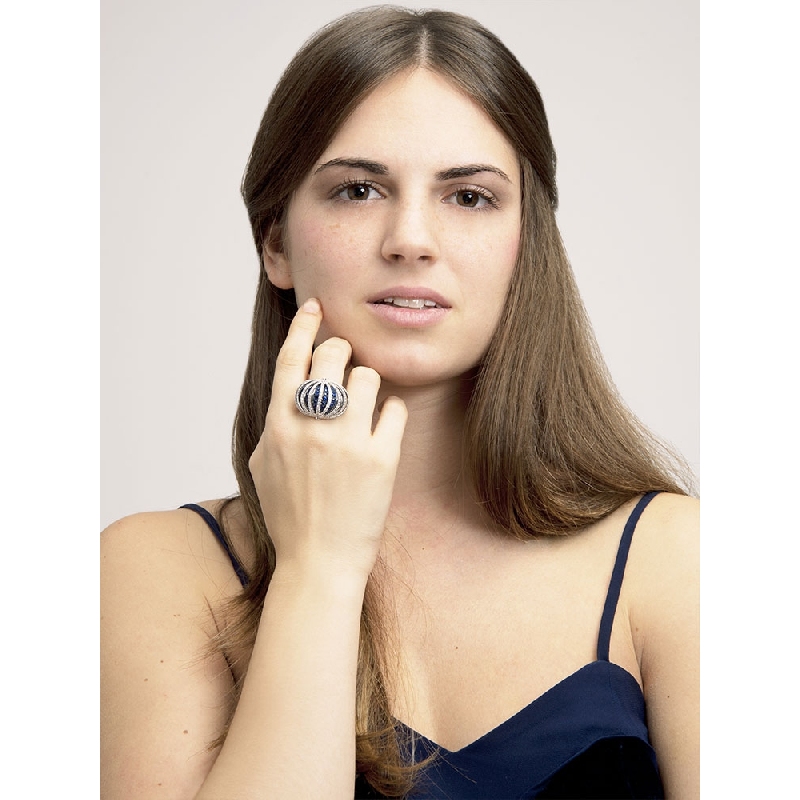 White gold 18k ring with diamonds and blue sapphires 