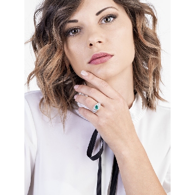 White gold 18k ring with emerald heart cut and diamonds 