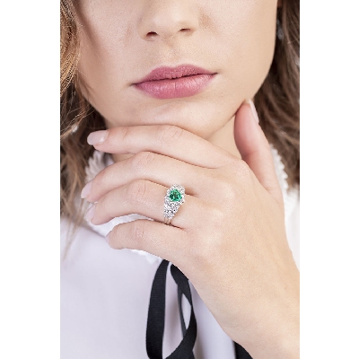 White gold 18k ring with emerald heart cut and diamonds 