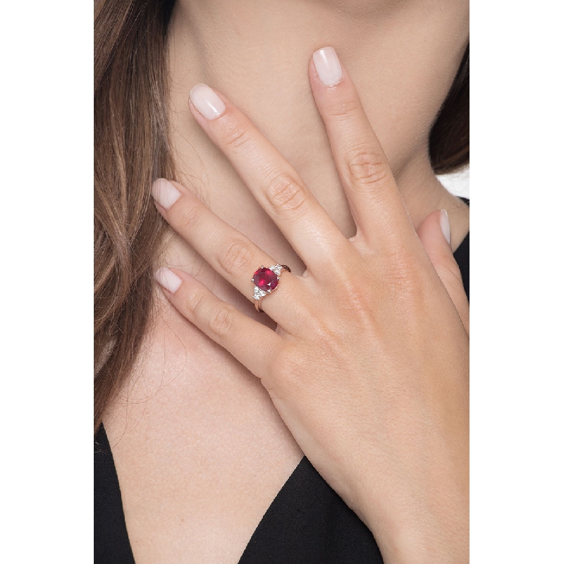 White gold 18k ring with a central ruby and three diamonds per side 