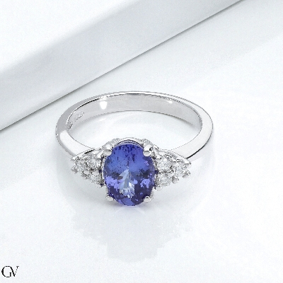 18k White gold ring with central tanzanite oval cut and three diamonds per side