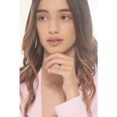 18k White gold ring with central tanzanite oval cut and three diamonds per side