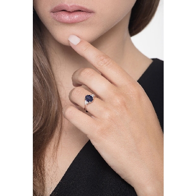 18k white gold with a central blue sapphire and six lateral diamonds 